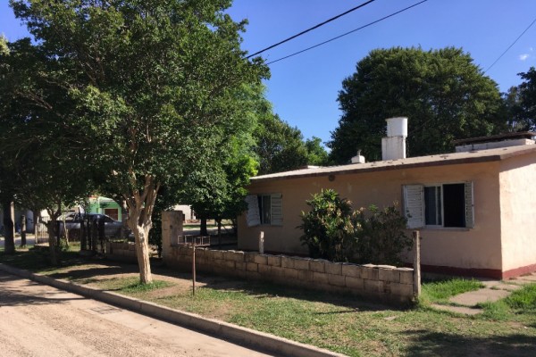 Casa calle René Favaloro esquina Pública - Manfredi