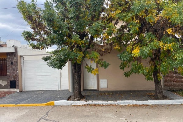 Casa y Galpón Calle Dean Funez