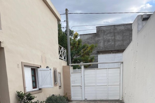 Casa y Galpón Calle Dean Funez